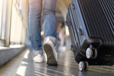Femme voyageuse marchant seule avec sa valise. Voyage, week-end, vacances.
