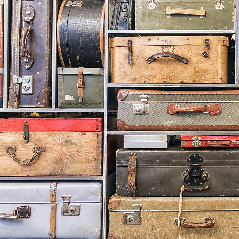 Pile de valises vintage colorées.