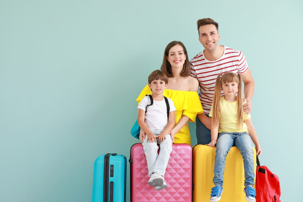 Famille heureuse avec des bagages de couleur