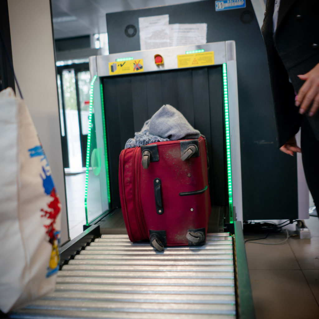 scanner à rayons X dans le terminal de l'aéroport, vérification des sacs avec les bagages